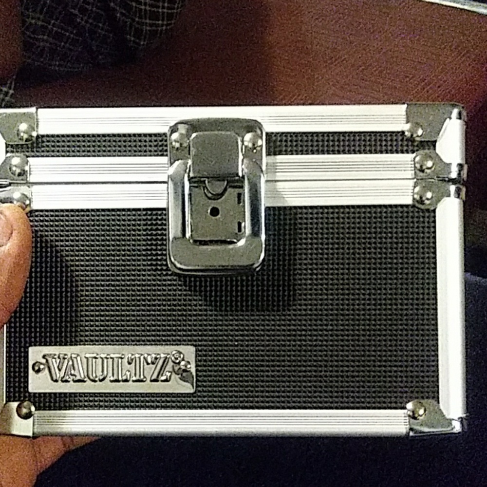 Vaultz box